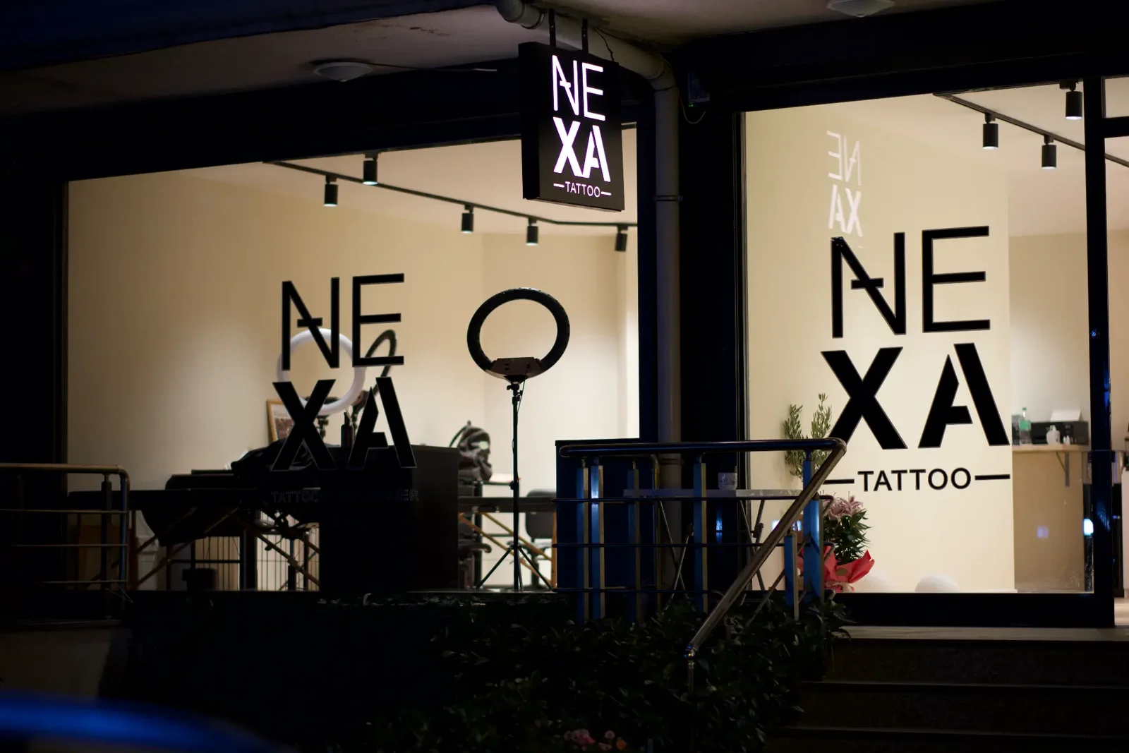 NEXA Atelier gece dış cephe: aydınlatmalı NEXA Tattoo tabela ve cam vitrin görünümü, Küçükyalı İstanbul