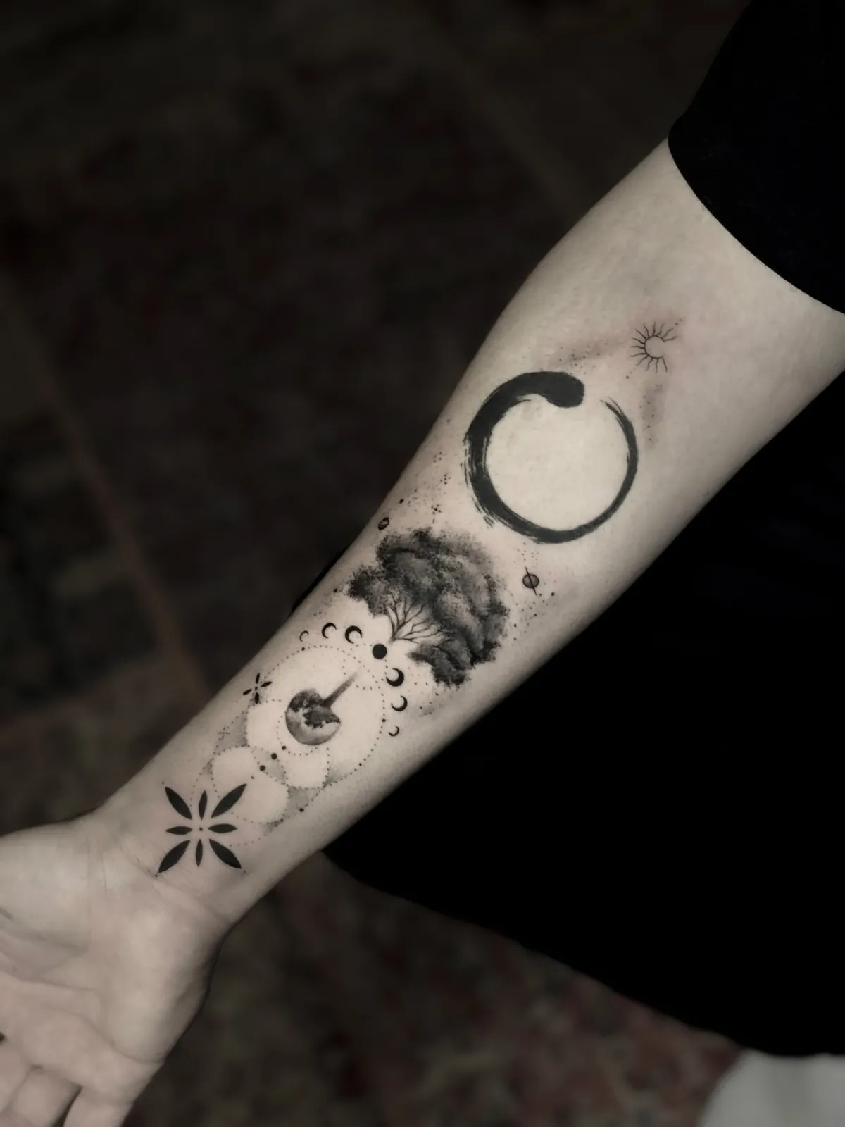 Blackwork enso fırça daire kol dövmesi — NEXA Atelier