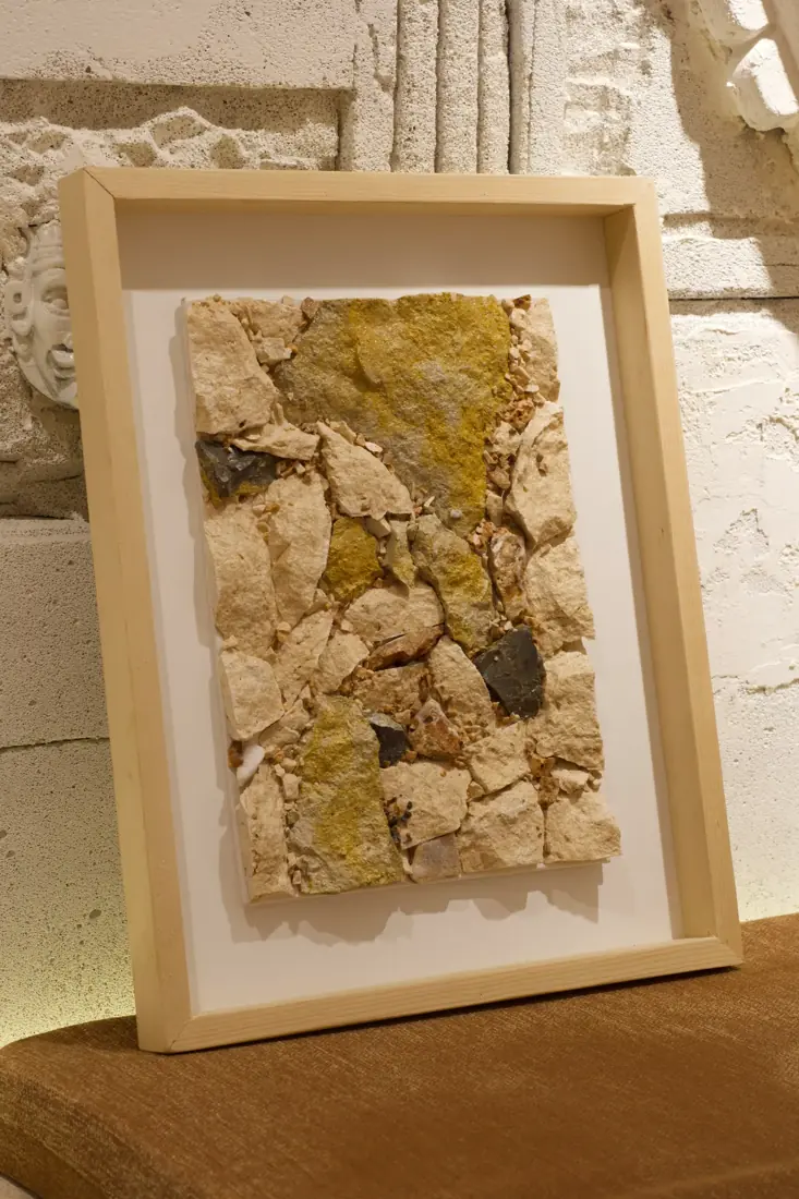 Ahşap çerçeve içinde doğal taş mozaik duvar eseri — NEXA Atelier sanat koleksiyonu