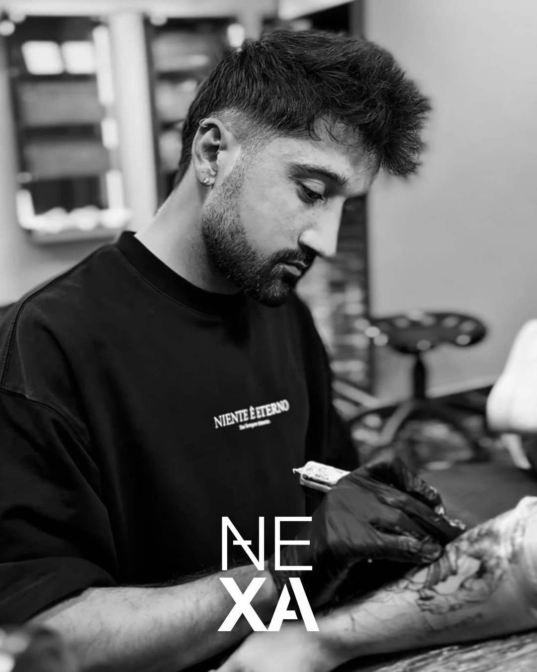 Kazım Gönen — NEXA İstanbul renkli dövme ve cover-up sanatçısı dövme uygularken