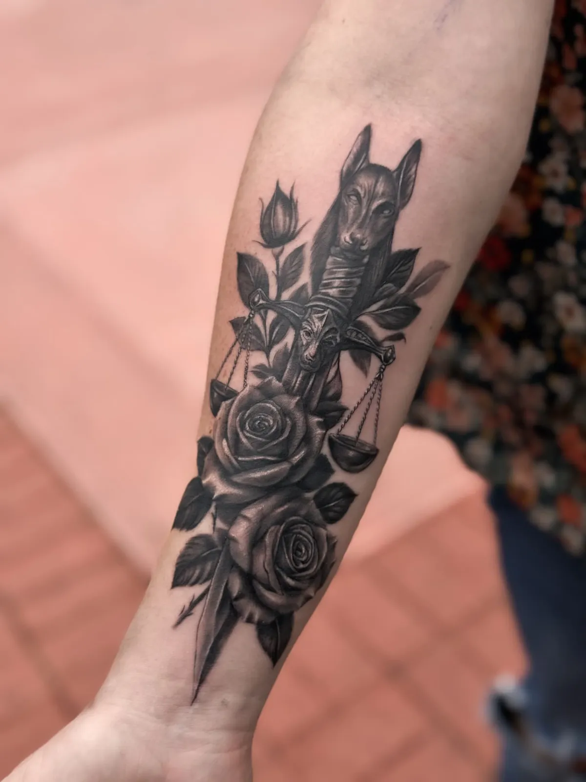 Siyah beyaz Anubis ve gül kol dövmesi — NEXA Atelier