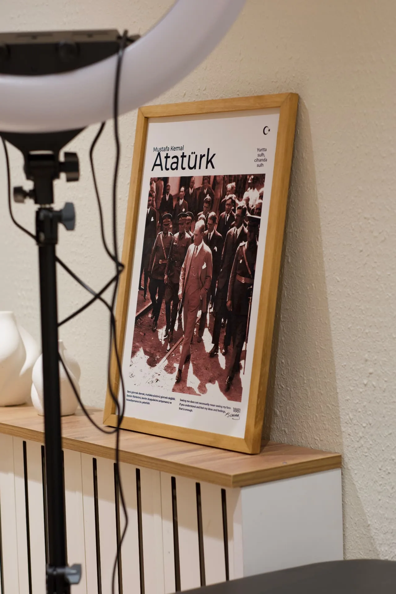 NEXA Studio çalışma alanında ahşap çerçeveli Atatürk posteri ve seramik vazo detayı